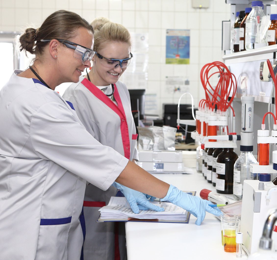 OG_EB_10_laboratory_workers_